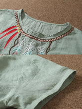 Cargar imagen en el visor de la galería, Camiseta mexicana de manga corta y lino con dibujo de pluma
